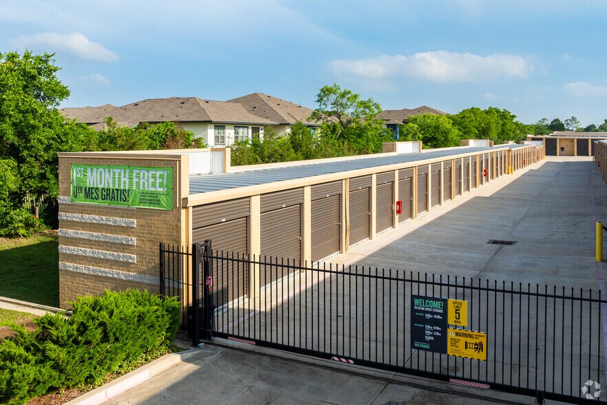 More Photos Of 1040 W Sublett Rd, Arlington Self Storage For Lease