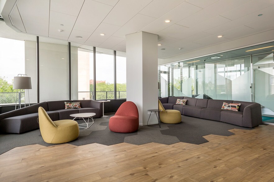 More Photos Of 5113 S Harper Ave, Chicago Coworking Space