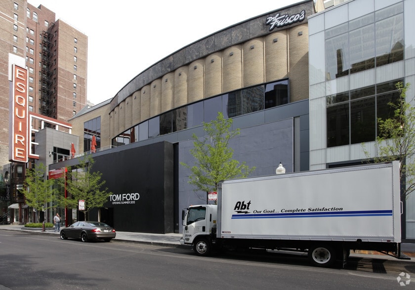 More Photos Of 58-104 E Oak St, Chicago Storefront For Lease