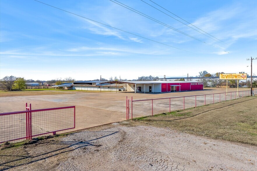 More Photos Of 9474 US-175, Kemp Flex For Sale
