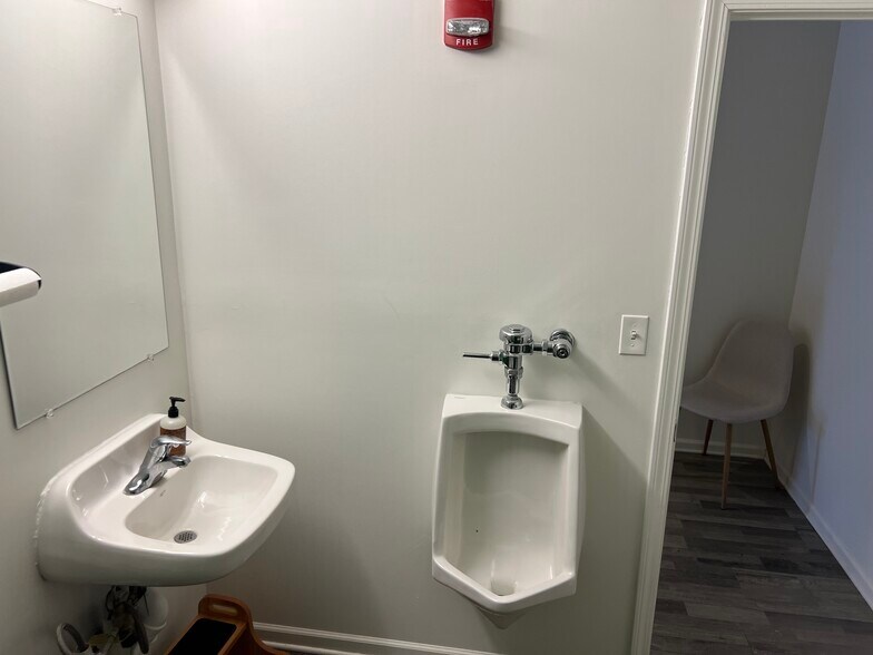 More Photos Of 1118 N Green St, McHenry Apartments For Lease