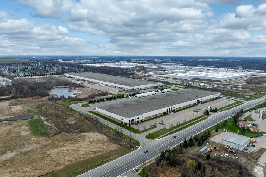 More Photos Of 315 W Silverbell Rd, Orion Industrial For Sale