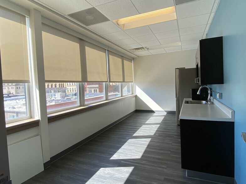 More Photos Of 131 W 10th St, Dubuque Medical For Lease