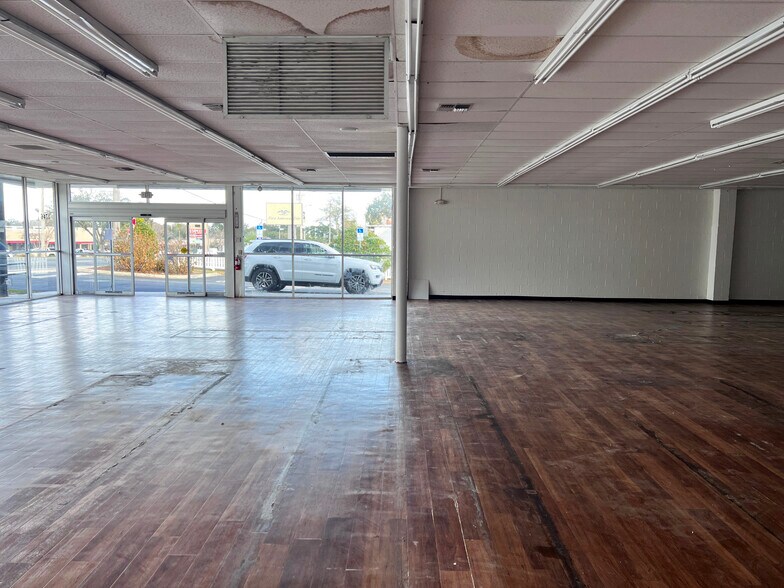 More Photos Of 1746 E Silver Springs Blvd, Ocala Freestanding For Lease