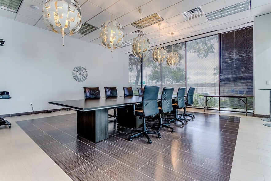 More Photos Of 2350 Valley View Ln, Dallas Loft Creative Space For Lease