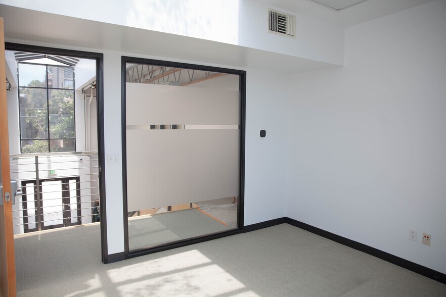 More Photos Of 2300 S Sepulveda Blvd, Los Angeles Office For Lease