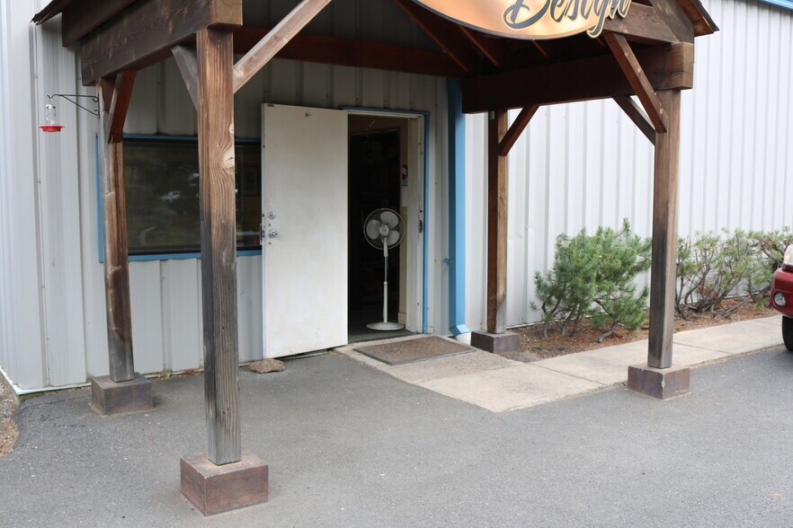 More Photos Of 45 SE Bridgeford Blvd, Bend Warehouse For Lease