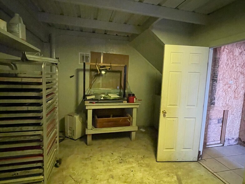 More Photos Of 734 FM 2048, Boyd General Retail For Lease