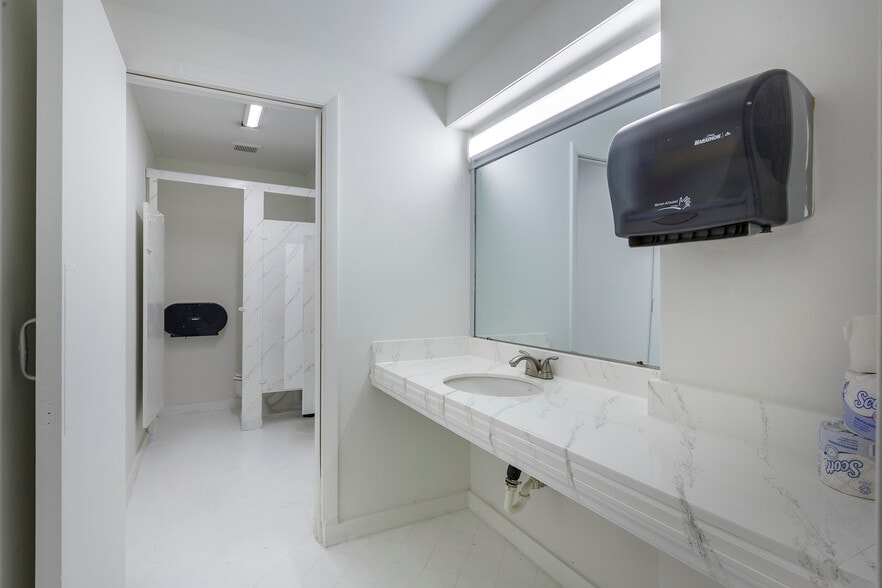 More Photos Of 8016 Arlington Expy, Jacksonville Hotel For Lease