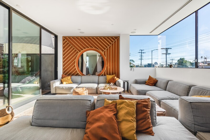 More Photos Of 2478 Penmar Ave, Venice Dormitory For Sale