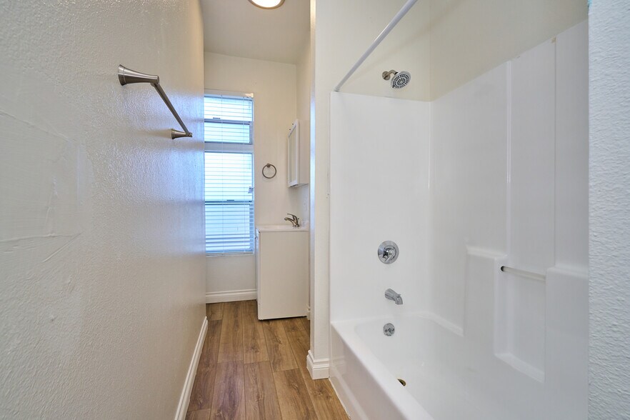 More Photos Of 915 S Carondelet St, Los Angeles Apartments For Sale