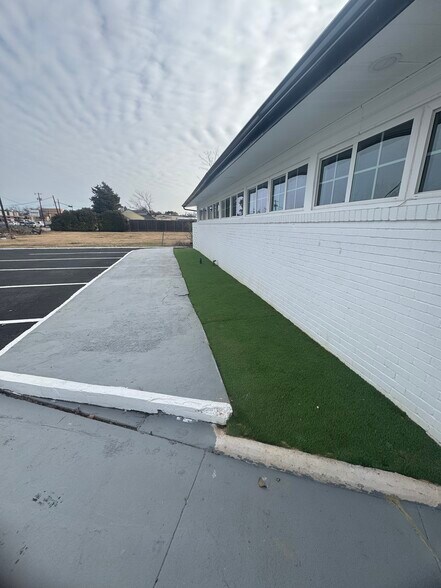 More Photos Of 1414 Forest Ln, Garland Office For Lease