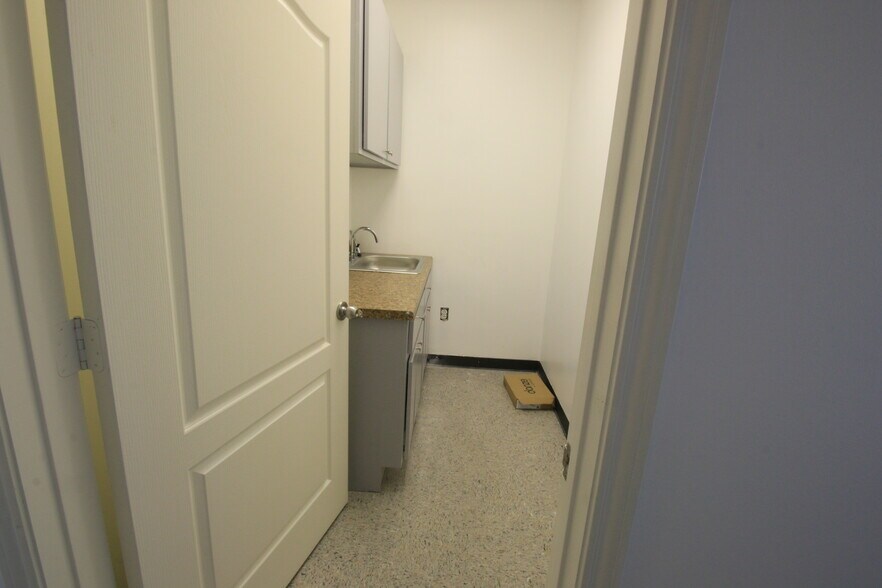 More Photos Of 5905 Winsome Ln, Houston Office For Sale