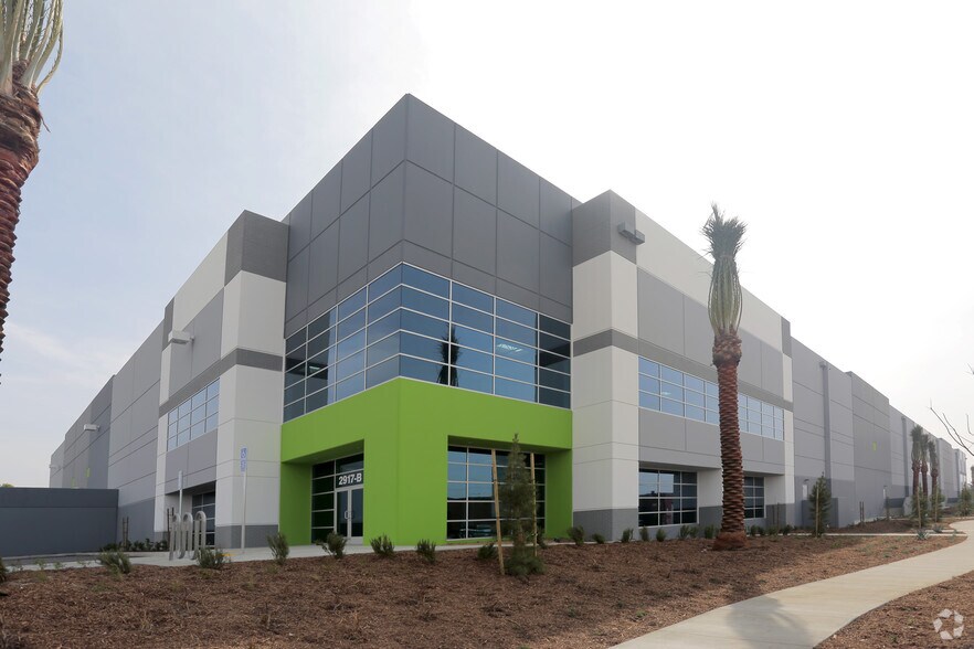 More Photos Of 2517 W Rosecrans Ave, Los Angeles Warehouse For Lease