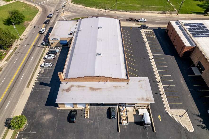 More Photos Of 208-210 Kishwaukee St, Rockford Light Distribution For Sale