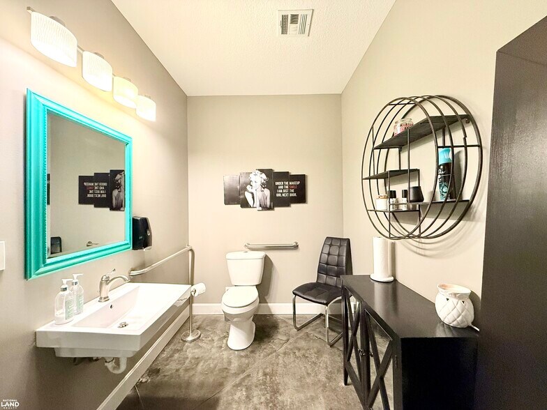 More Photos Of 1915 S Santa Fe Ave, Chanute Office For Sale