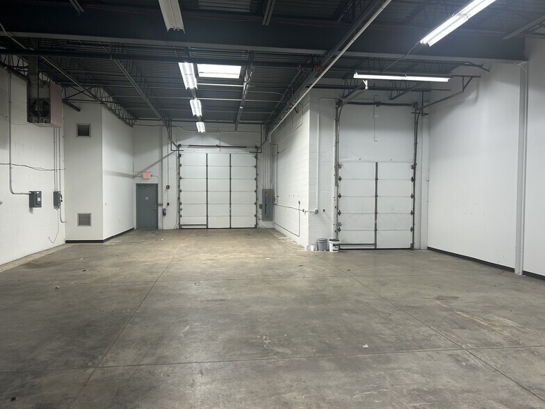 More Photos Of 940-972 Northpoint Blvd, Waukegan Light Distribution For Lease