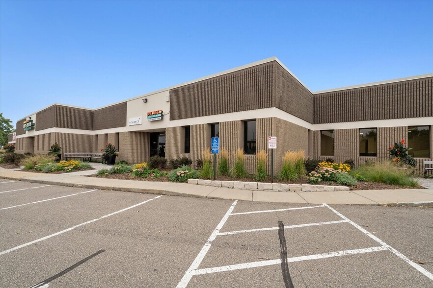 More Photos Of 9701-9727 Valley View Rd, Eden Prairie Showroom For Lease