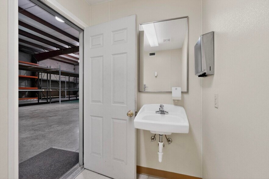 More Photos Of 2620 Carson St, Haltom City Light Distribution For Lease