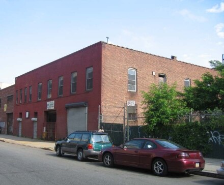 Primary Photo Of 819 Bergen St, Brooklyn Light Manufacturing For Sale