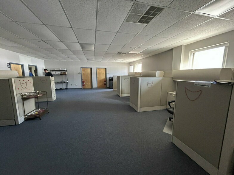 More Photos Of 14-16 Thomas J Rhodes Industrial Dr, Trenton Warehouse For Lease