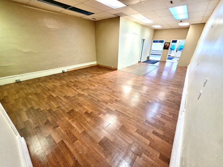 More Photos Of 219 W Main St, Lexington General Retail For Lease