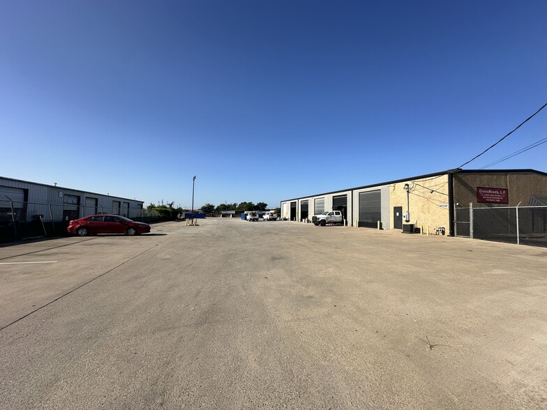More Photos Of 5012 David Strickland Rd, Fort Worth Warehouse For Lease