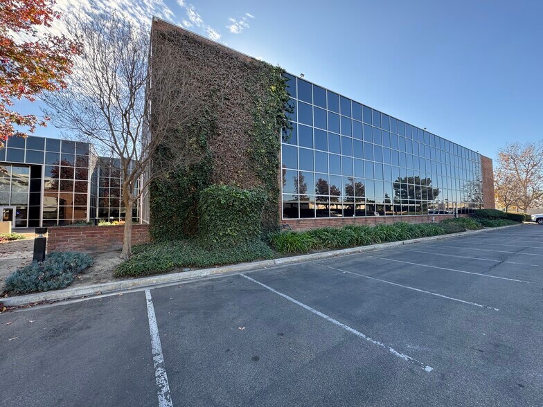 More Photos Of 2040 S Santa Cruz St, Anaheim Loft Creative Space For Sale