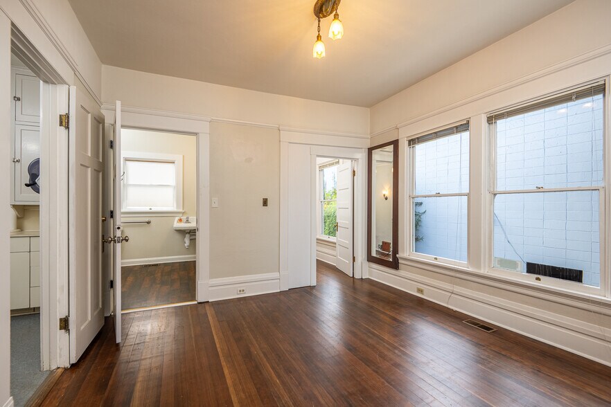 More Photos Of 990 W 7th Ave, Eugene Office For Sale