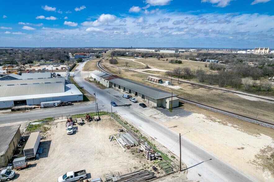 More Photos Of 200-232 W New Braunfels St, Seguin Warehouse For Lease