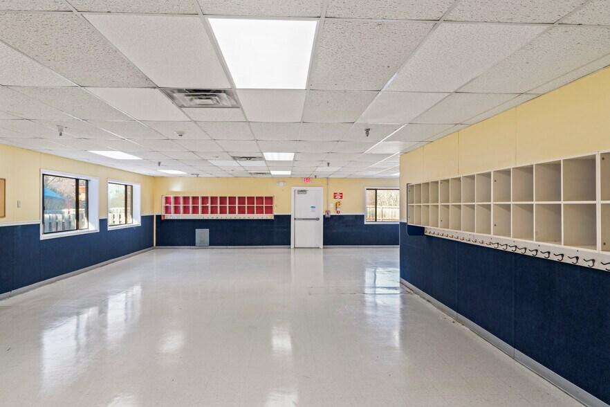 More Photos Of 211 Edds Ln, Sterling Schools For Sale