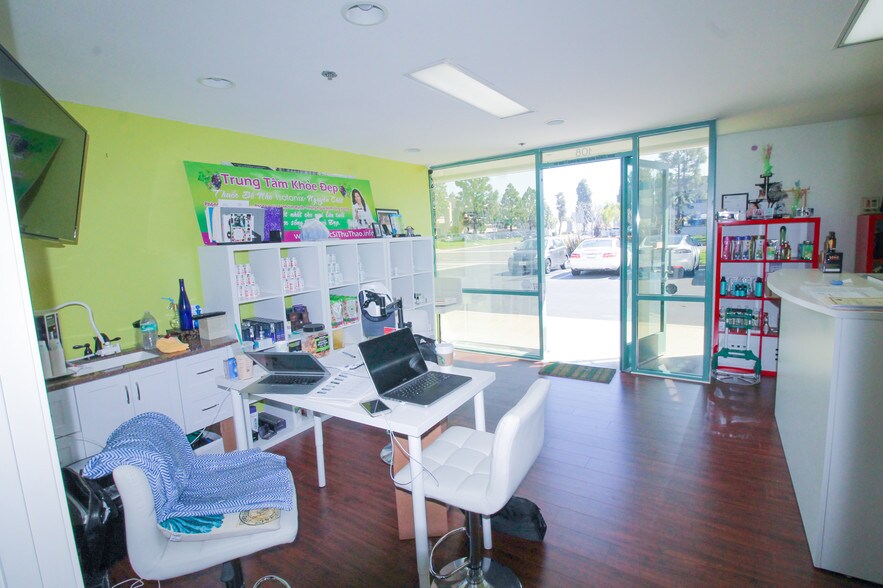 More Photos Of 15121 Graham St, Huntington Beach Light Manufacturing For Lease