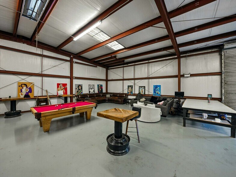 More Photos Of 2404 Longhorn Ave, Lakeland Manufacturing For Sale