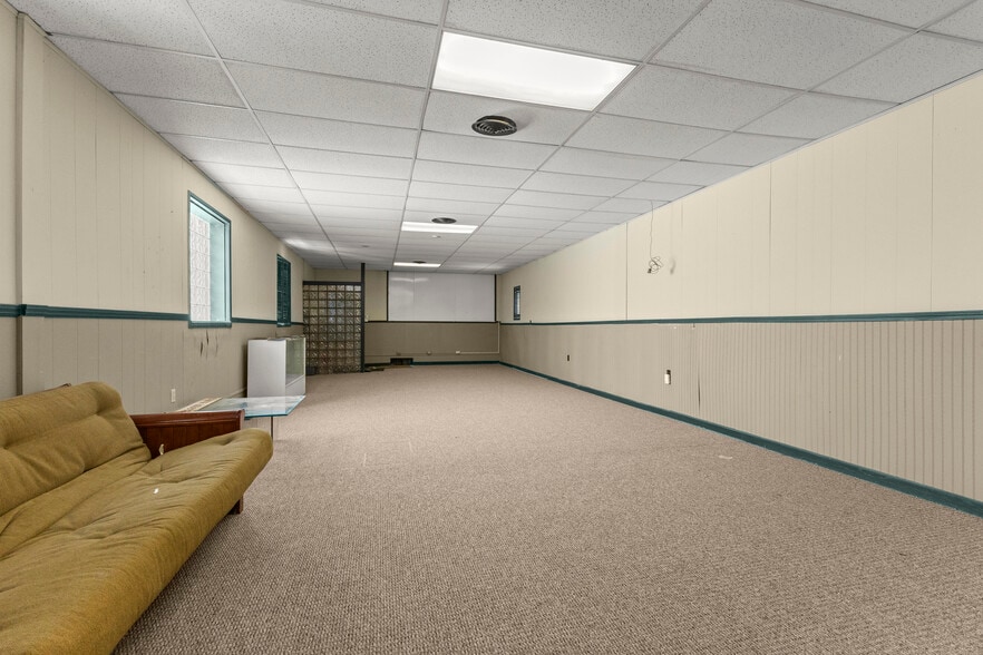 More Photos Of 10531 Wren St, Dearborn Bar For Sale