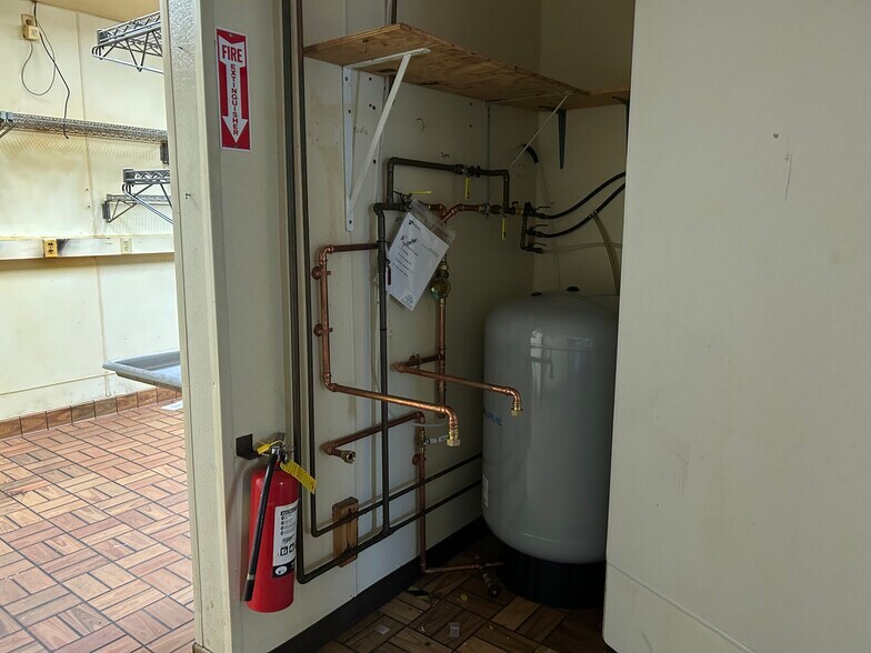 More Photos Of 1214 Franklin St, Waterloo General Retail For Sale