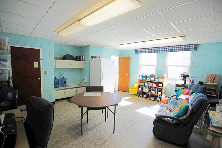 More Photos Of 2045 Drew St, Clearwater Schools For Lease