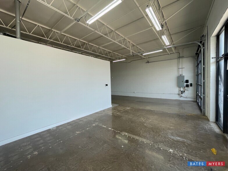 More Photos Of 4829 Gretna St, Dallas Industrial For Lease