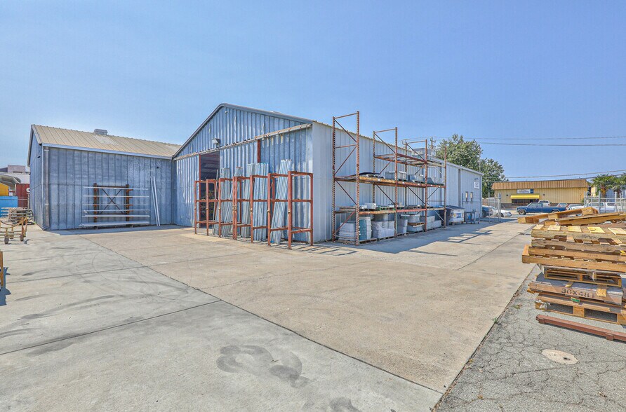 More Photos Of 50 Chamberlain St, Salinas Warehouse For Sale