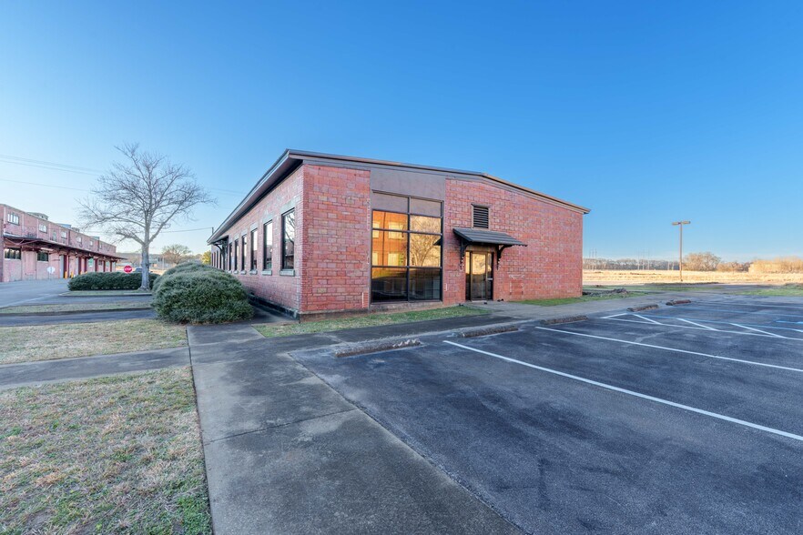 More Photos Of 415 Franklin D Roosevelt Dr, Muscle Shoals Office For Lease