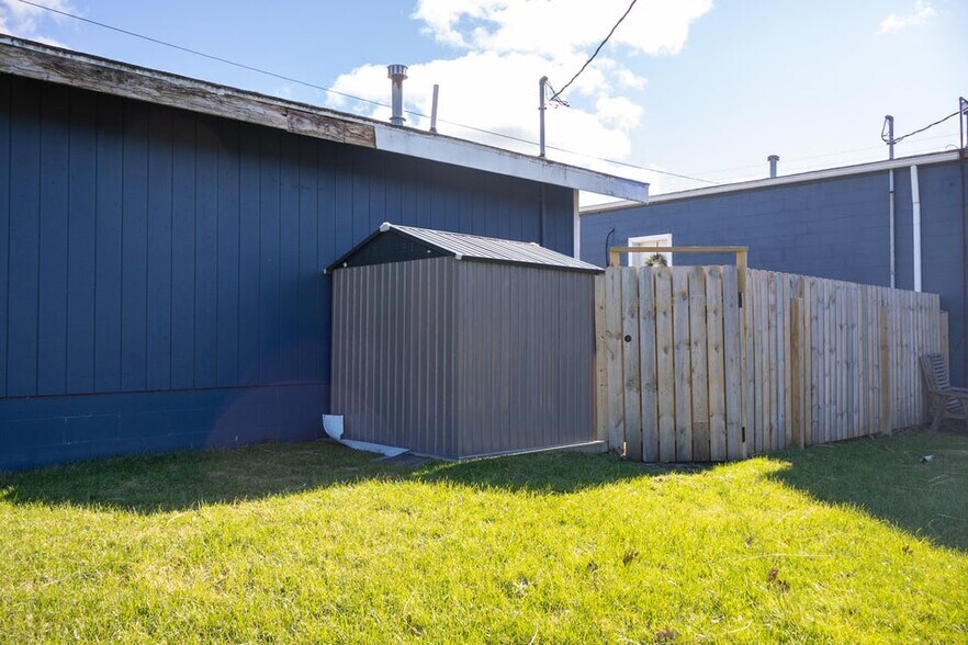 More Photos Of 427 S Whittaker St, New Buffalo Storefront For Sale