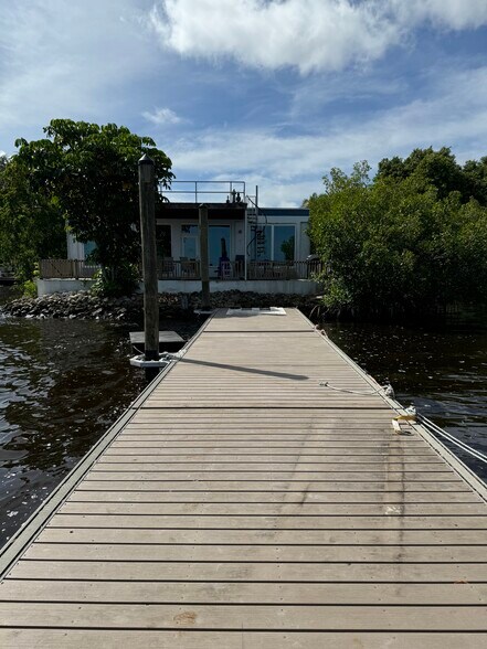 More Photos Of 3120-3131 E Riverside Dr, Fort Myers Research And Development For Lease