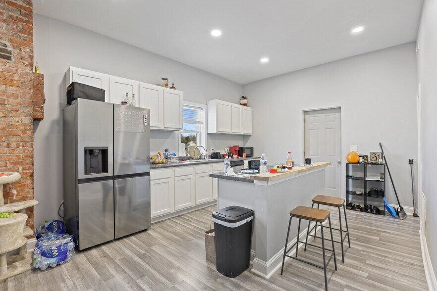 More Photos Of 14 W Depot St, Pataskala Showroom For Sale