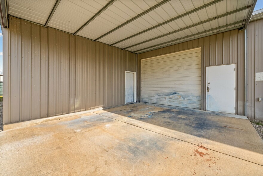 More Photos Of 1811 Alpine Dr, Clarksville Light Manufacturing For Lease