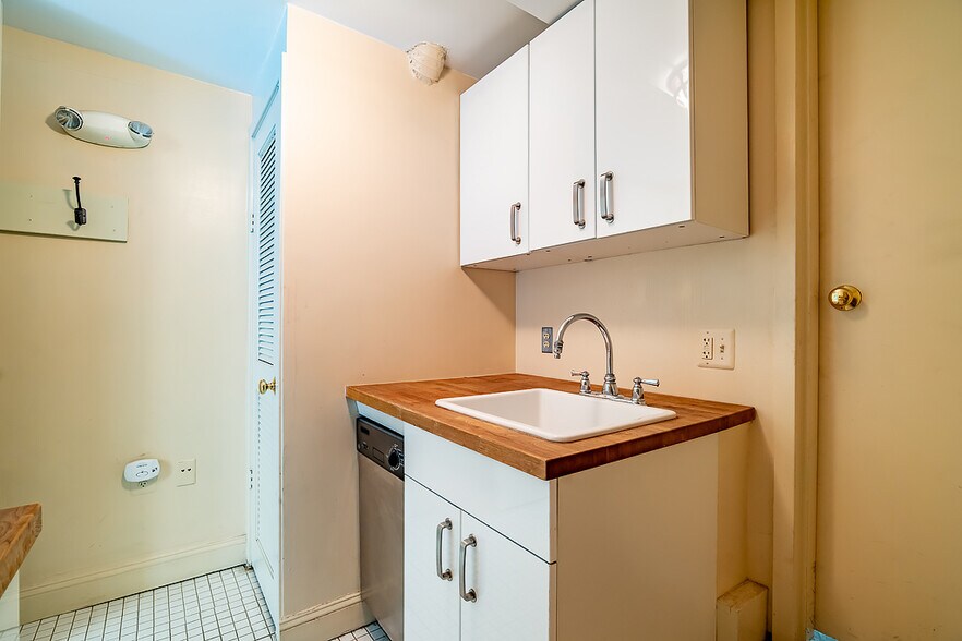 More Photos Of 1715 N St NW, Washington Office For Lease