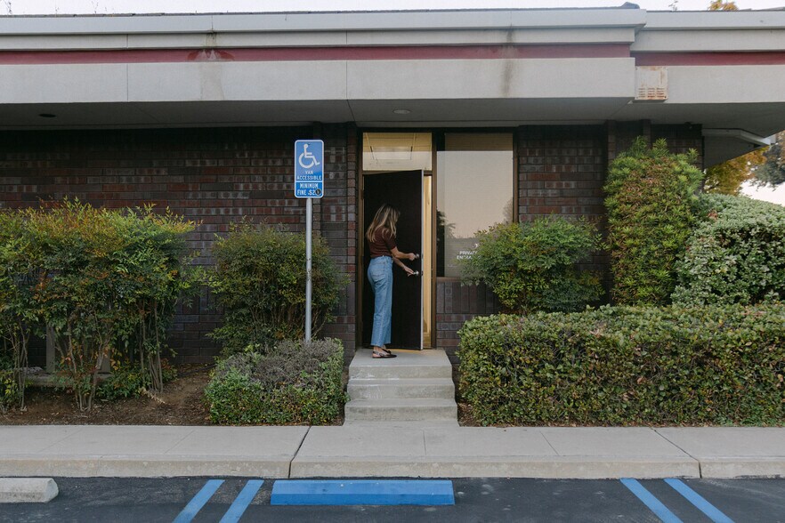 More Photos Of 1015 N Demaree Rd, Visalia Office For Lease