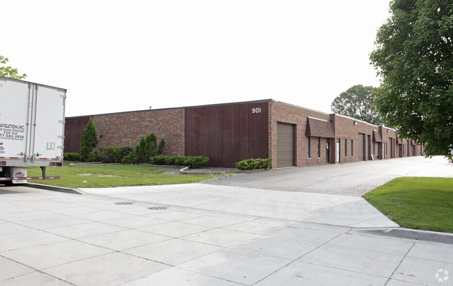 More Photos Of 901-905 Ridge Ave N, Lombard Warehouse For Lease