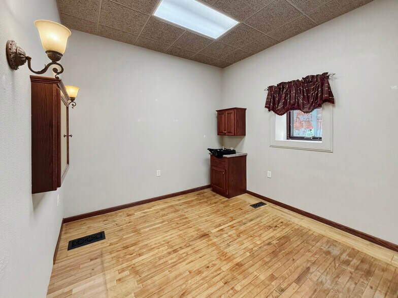 More Photos Of 112 N 2nd Ave W, Newton General Retail For Sale