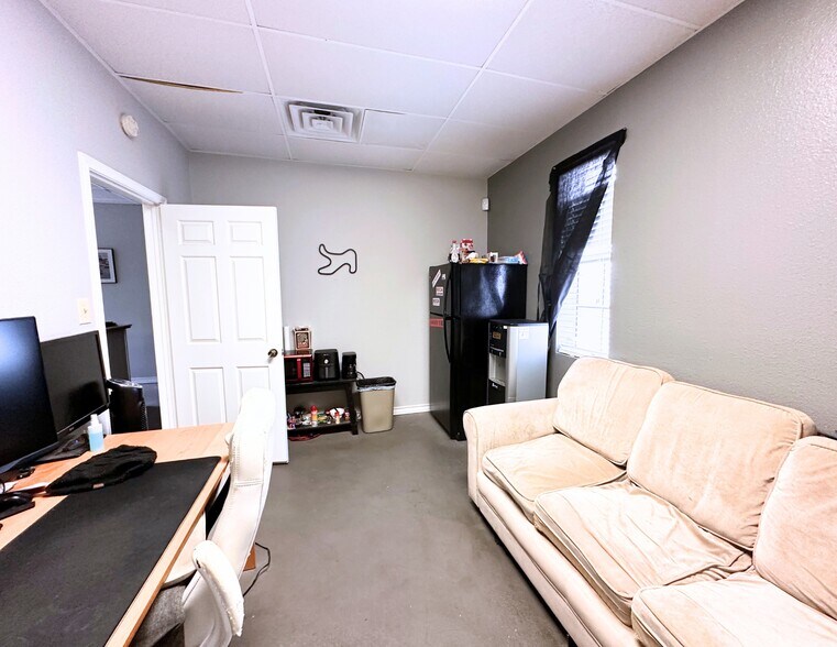 More Photos Of 3013 Joyce Dr, Fort Worth Showroom For Sale