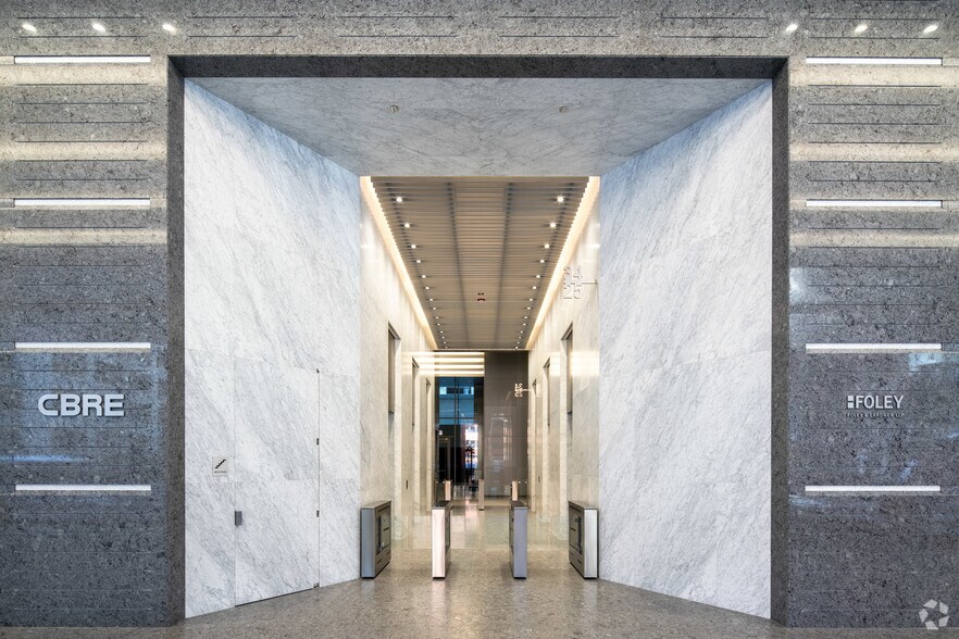 More Photos Of 321 N Clark St, Chicago Office For Sale