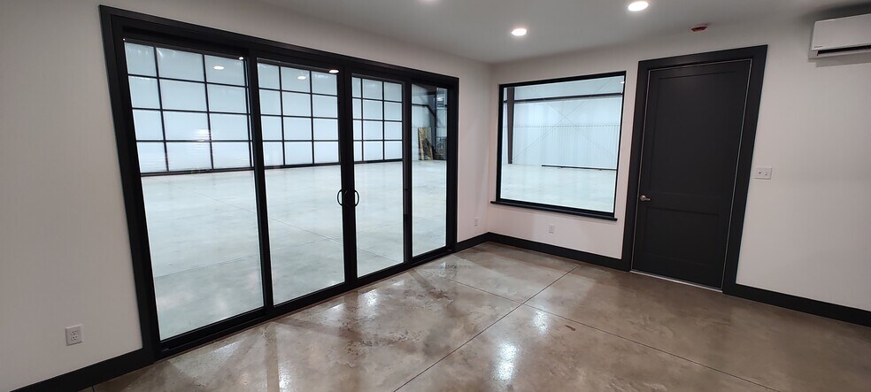 More Photos Of 165 Perimeter Road Rd, Longview Airplane Hangar For Sale